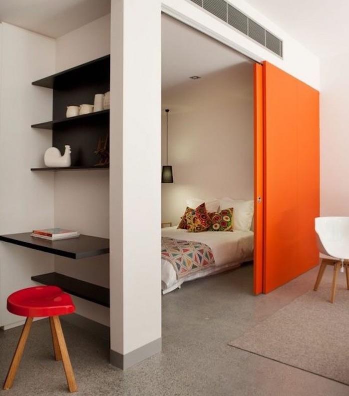 oranžinė-stumdoma-pertvara-uždaroma-kambario-separatoriaus-durų-miegojimo vieta