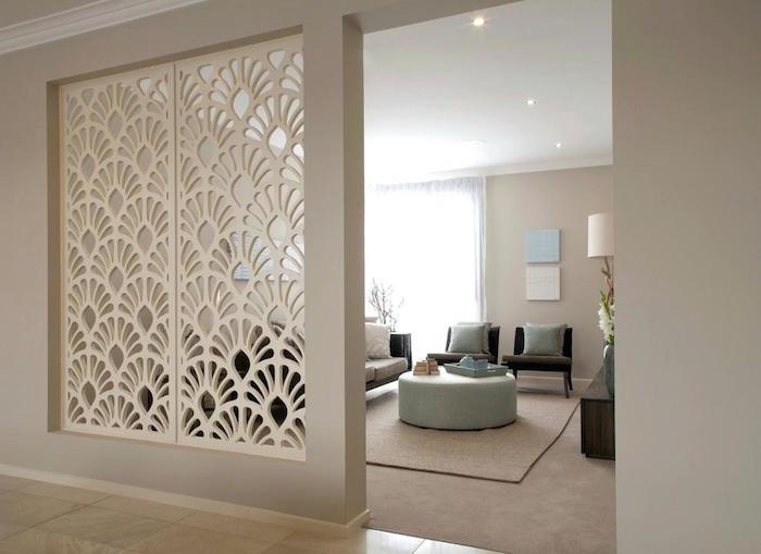 atviros sienos tipo dekoratyvinė klaustra, skirta gyvenamajam kambariui atskirti nuo koridoriaus ir kaip anga šviesumui padidinti, interjere balta klaustra