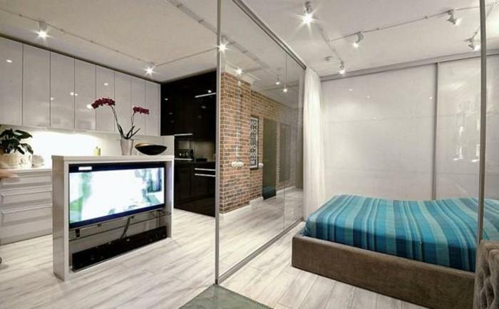 stiklo pertvara-moderni-virtuvės ir miegamojo erdvės apdaila