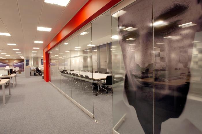 stiklo pertvaros-dekoratyvinės-idėjos-šiuolaikiniam biurui