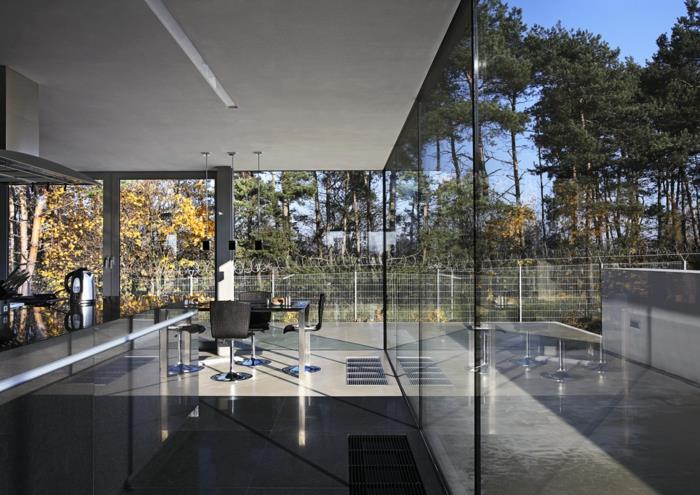 įspūdingas-modernus-atostogų namelis-stiklas-pertvara