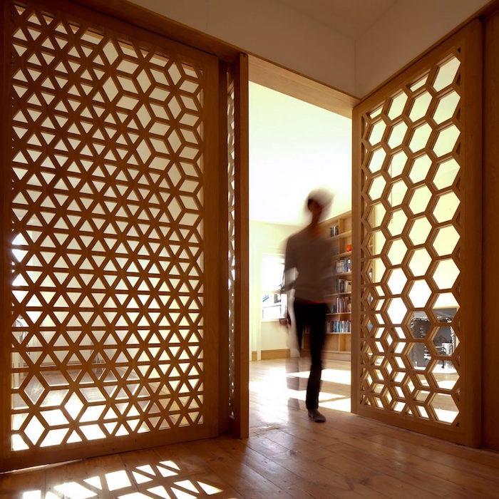 odstranljiva izrezljana lesena pregrada kot vrata in notranja pregrada prostora ali prebodena vrata