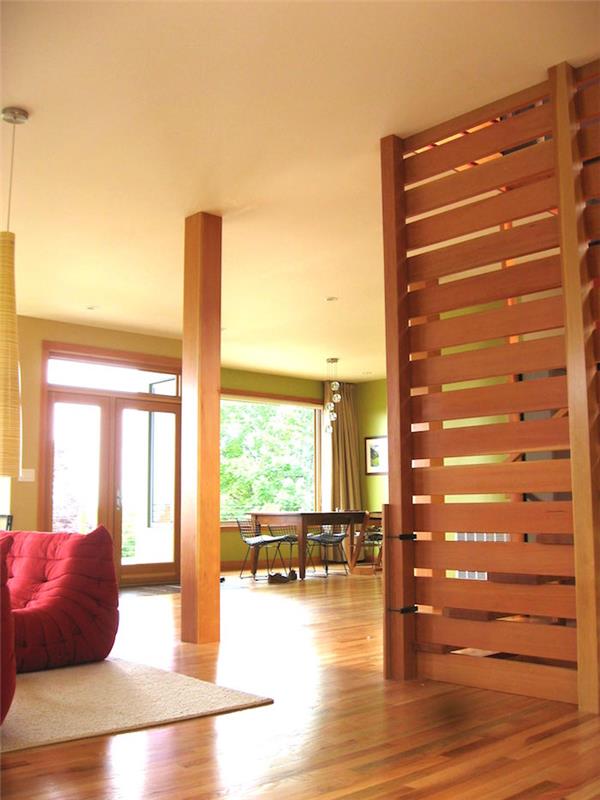 medinė laiptų siena kaip atviros pertvaros tipo interjero gyvenamojo kambario klaustra, interjero atskyrimo idėja