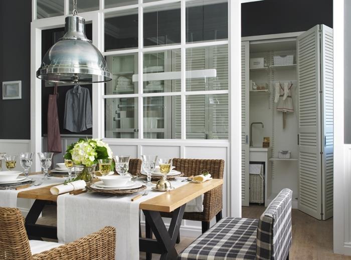 cam çatılı mutfak, siyah metal ayaklı ve ratan sandalyeli ahşap yemek masası dekorasyonu