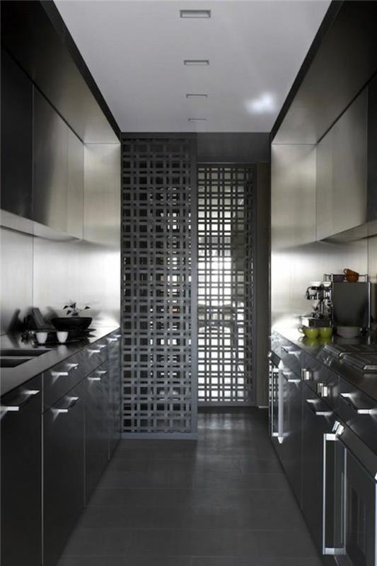 stumdomos pertvaros-pilkoje-virtuvėje-pilkos plytelės-modernūs-virtuvės baldai