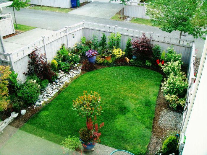 vrtna ograja s travo na sredini in cvetjem in grmičevjem na meji enostavne ideje za urejanje vrta