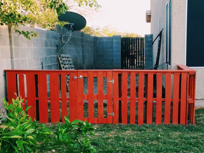 ayırmak ve gizlemek için kırmızı yeniden boyanmış paletteki çit
