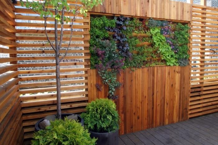 Vrtna ograja z integrirano zeleno steno, kot rastlinski vetrič, ideja, da bi vrt ali notranje dvorišče naredili bolj prijetno