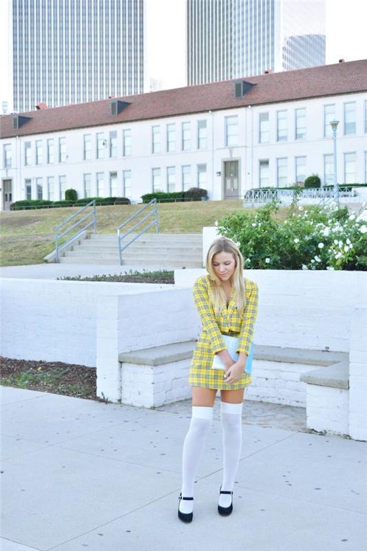 Kare sarı kıyafeti içinde Cher kılığına girmiş kız, çift kostümü ilhamı, orijinal retro kıyafet fikri