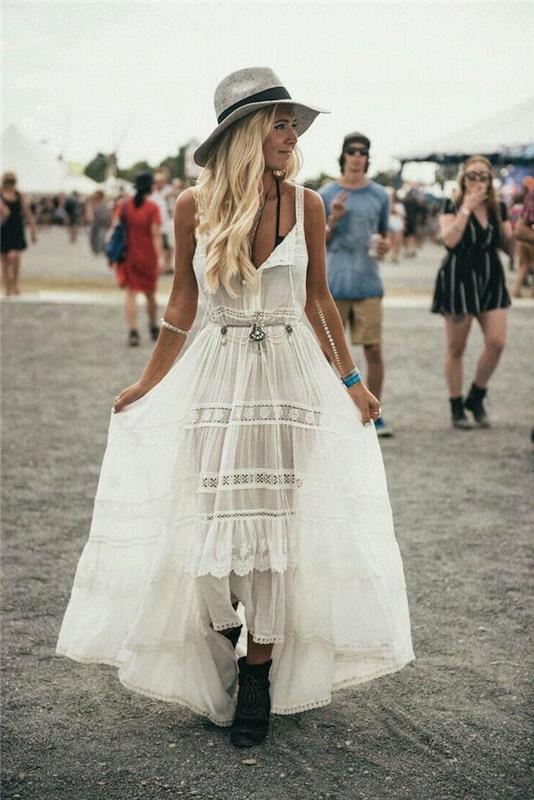 „Coachella“ prašmatni nėrinių hipių suknelė, bohemiška ilga suknelė, įkvepianti šviesiaplaukės moters nuotrauka muzikos festivalyje