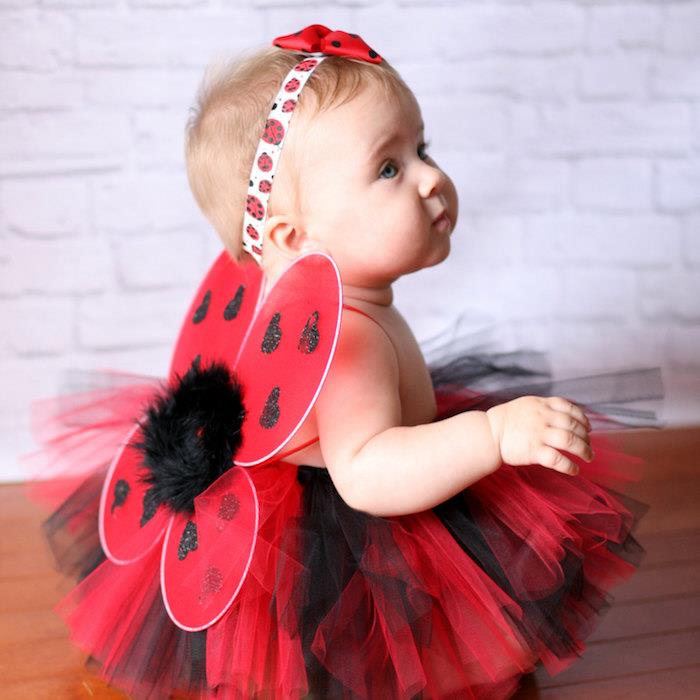 Beyaz ve kırmızı taçlı uğur böceği bebek kız, kırmızı ve siyah bale eteği, bebek kostümü, disney kostümü, uğur böceği gibi elbise