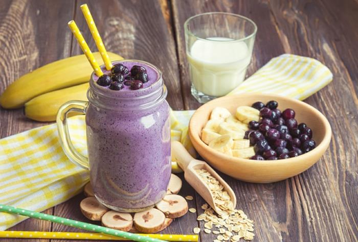 edinstven desert in zdrav obrok, smoothie iz banan in borovnic, mleko vahe ali mandljevo mleko