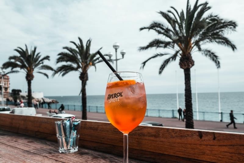 koktajl spritz enostavna domača priprava pijača plaža poletje palma terasa les