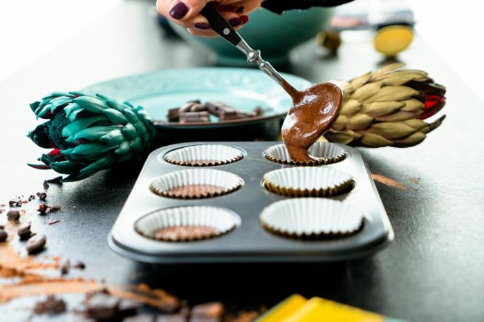 mešanica cucpcake, prenesena na pekač za mafine, recept za čokoladne piškote, velika žlica