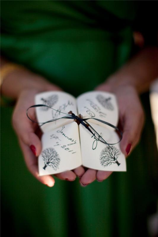 prašmatnus ir elegantiškas origami indas su medžio raštu, naudojamas kaip originalus vestuvių kvietimas,