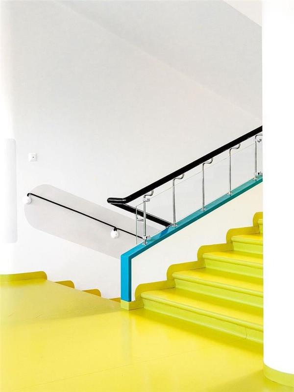stopnice barvne kode pantone v stavbi