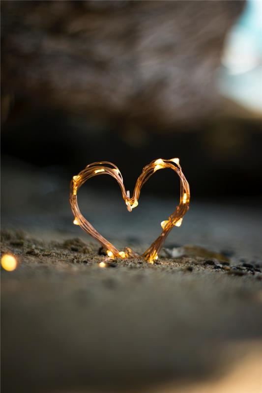Kum üzerinde ışıklı kalp, romantik görüntü fotoğraf çift aşık harika fikir sevgililer gününde ne yapmalı
