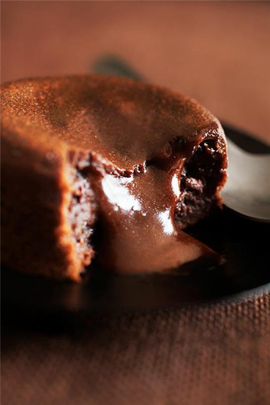 širdžiai tekantis-šokoladas-fondantas-šokoladas-gastronomija-grožis