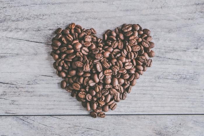 Kahve kalbi, sevgililer günü için romantik fotoğraf, sevgililer günü etkinliği için aşk fotoğrafı önerisinin güzel görüntüsü