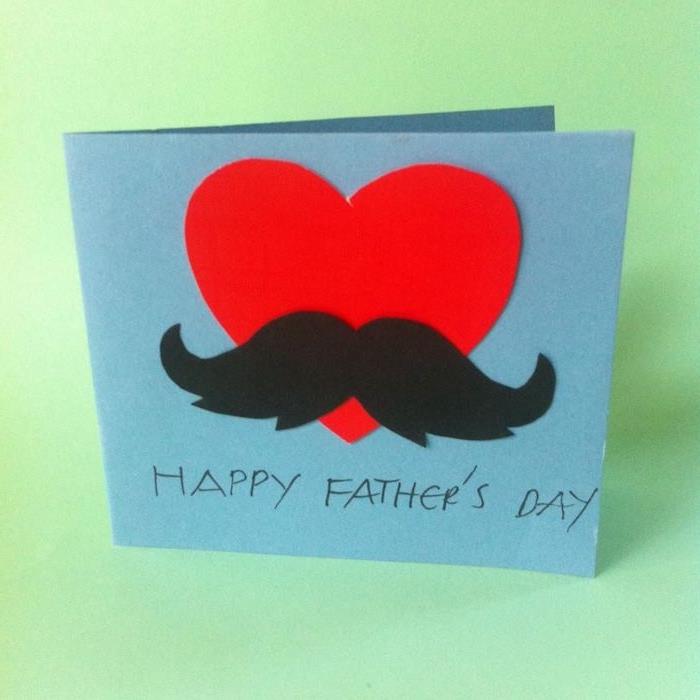 mavi bir kağıt parçası üzerinde kalp ve bıyık kendiniz yapmak için babalar günü hediyesi