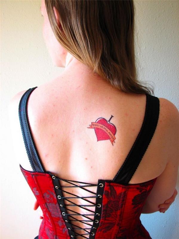 Širdies tatuiruotės idėja pečių moteris raudona nugara