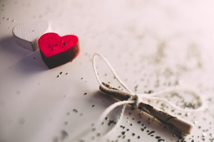 aşık çift resmi, sosyal ağlarda kullanım için fotoğraf, kırmızı kalp ve beyaz kalp, romantik mesaj