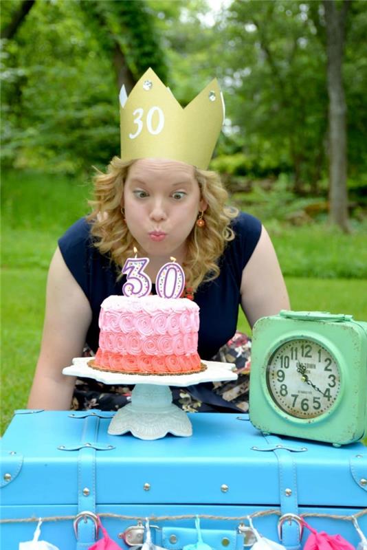 30 metų moters gimtadienio fotokabino kampo pavyzdys su prašmatnių spalvų retro objektais ir tamsesniu pyragu