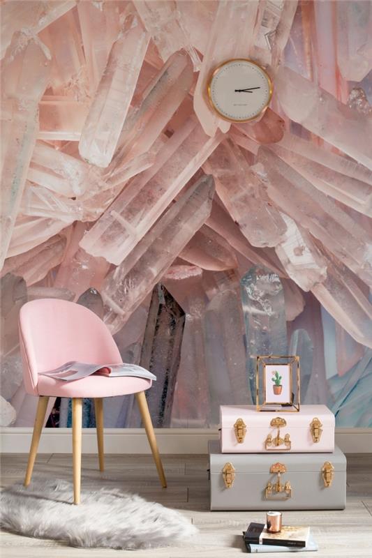 Sienų gobeleno idėja su rausvos spalvos kristalų dizainu, elegantišku ir prašmatniu dekoru su pastelinės rožinės spalvos baldais ir aukso spalvos aksesuarais