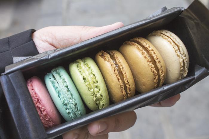 ladurée-kos-montiran-macaroon-kip-iz-macarons-petite-en-noir