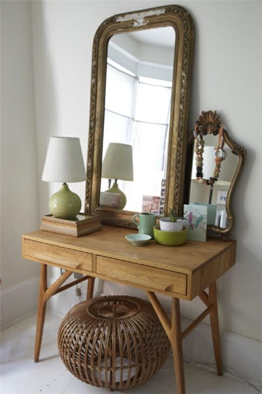 toaletna miza-z-lesenim-ogledalom-izrednim-stolomjpg