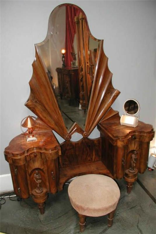 toaletna miza z lesenim ogledalom