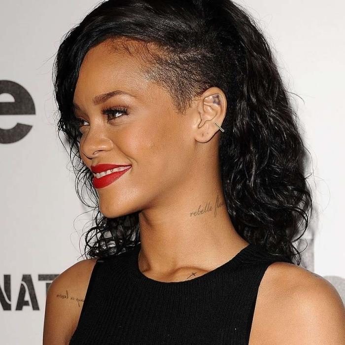 moda saç modeli ünlü saç modeli rihanna dövme ense boyun kırmızı dudak makyajı