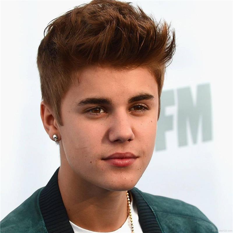 Justinas Bieberis, pažeminta paauglių berniuko šukuosena, trumpos pusės ir netvarkingas centrinis atsiskyrimas, spygliuotos spynos, smaigalys