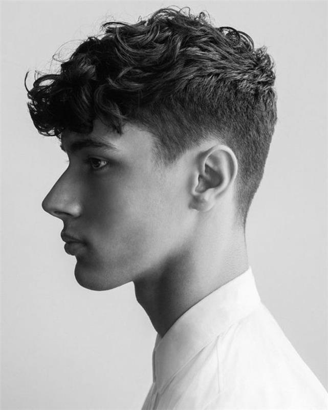 şık erkek saç modeli, aşağılık erkek saç kesimi, daha uzun orta ayrılık ve daha kısa kenarlar ve arka