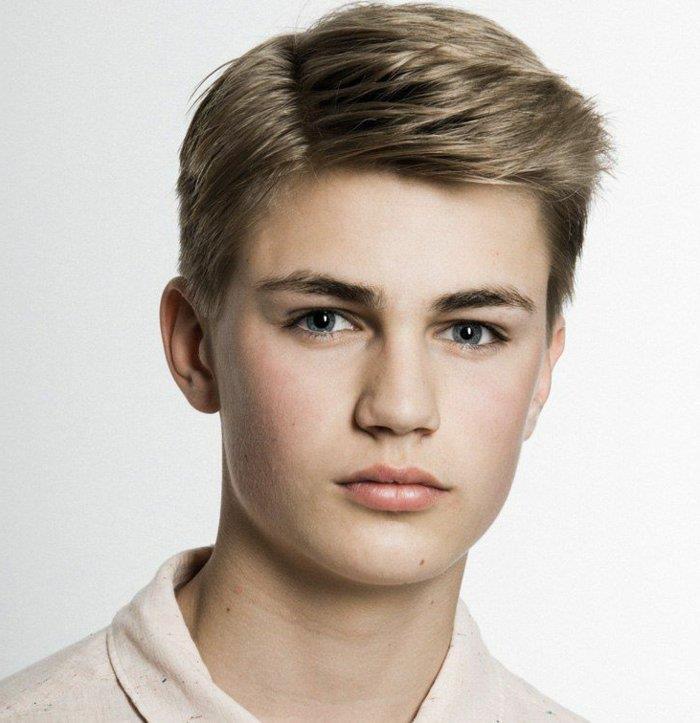 kratek deček, blond fant, z asimetričnimi šilastimi šiškami, zamisel, kako si urediti lase