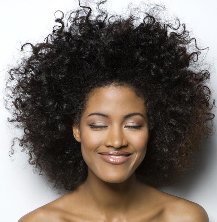afro šukuosena natūralių garbanotų plaukų metisse moteris
