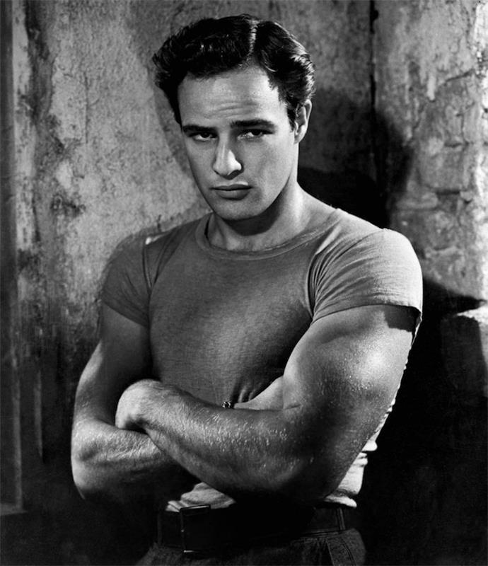 marlon brando s 50 -letno pričesko in zašiljenimi lasmi