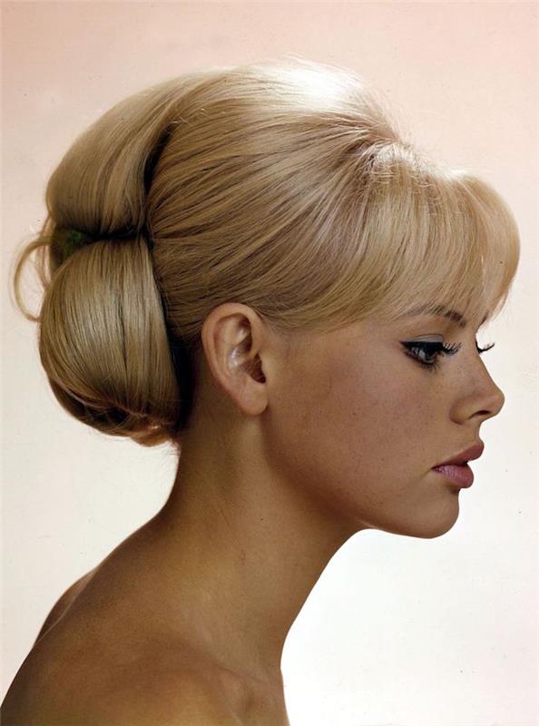 60'ların saç modeli sarışın kadın retro topuz ile