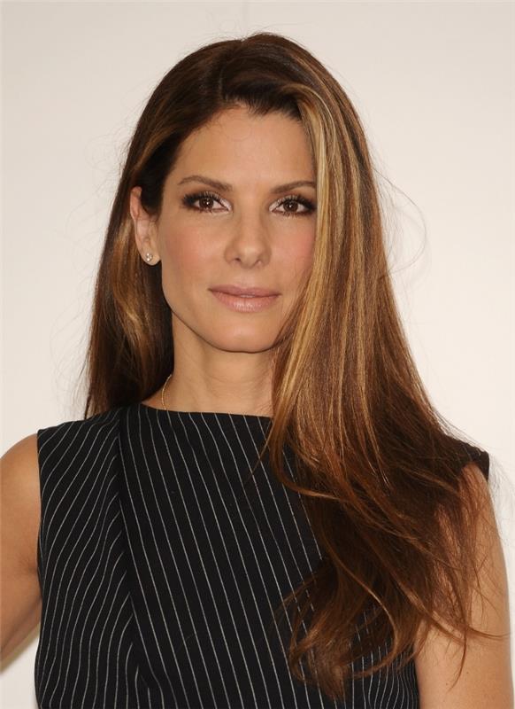 įžymybių šukuosena sandra bullock šepetys glamūras juodos suknelės juostelės makiažas dūminės akys