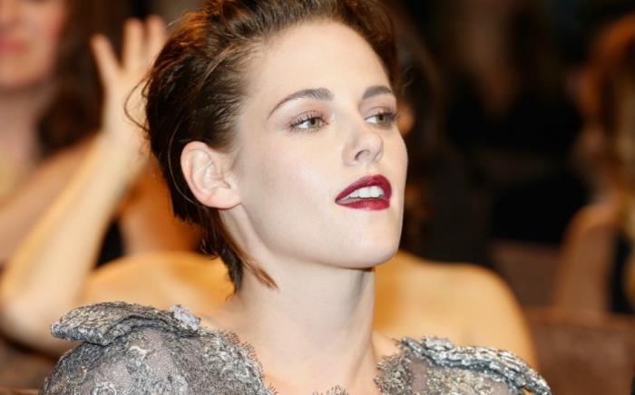 Kratka frizura Kristen Stewart s temnimi koreninami in poudarki karamele, kakšna ličila za zelene oči