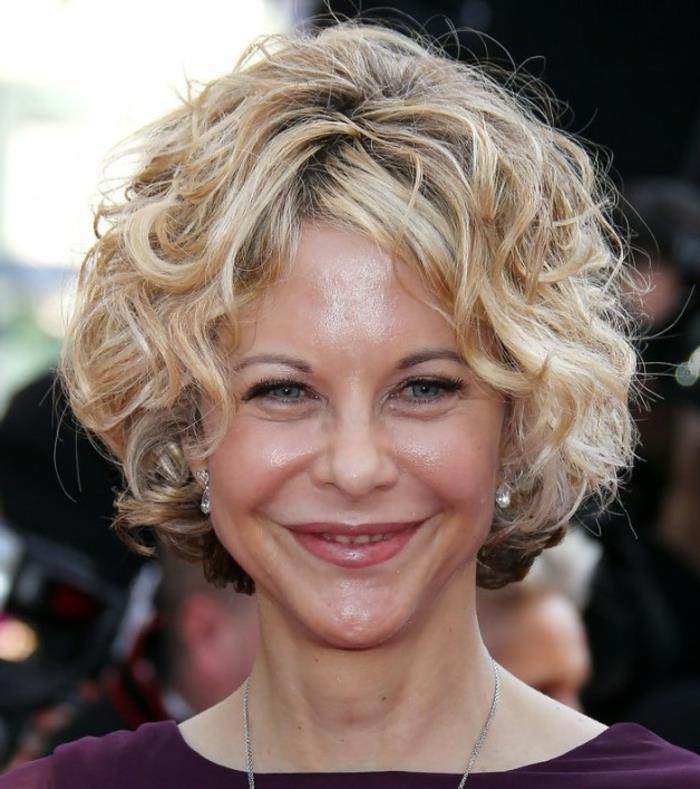 Meg Ryan kvadratinių plaukų šukuosena, blondinė garbanota bob, nuogas makiažas