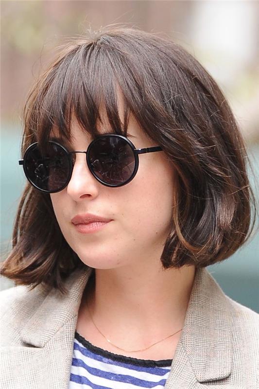 pričeska za kratke lase z zoženim robom dakota johnson z okroglimi črnimi sončnimi očali