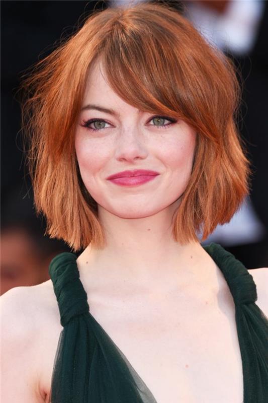 ostriženi kratki lasje z rdečimi lasmi, igralka Emma Stone s stranskim razmikom, poiščite rdečo preprogo filmskega festivala