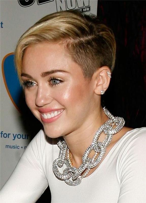 kratki kosi s stransko obrito glavo, z velikim blond blond česanim stranskim delom, svež in trendovski videz