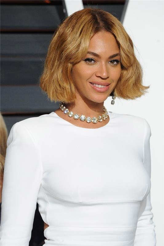 frizura srednje dolžine, model bele obleke z dolgimi rokavi, pričeska slavne osebe Beyoncé