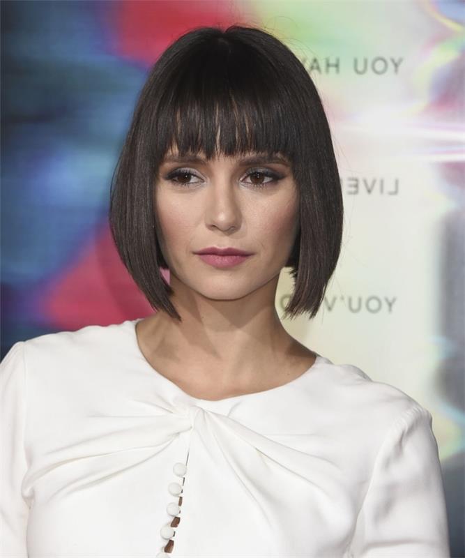 model pričeske, Nina Dobrev ravni črni lasje, frizura s kratkimi lasmi z ravnim šiškom