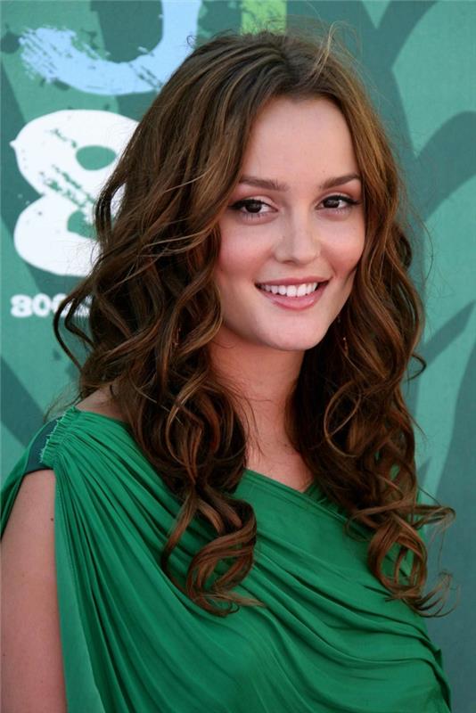 Leighton Meester su graikiška suknele, laisvi plaukai, paprastas makiažas