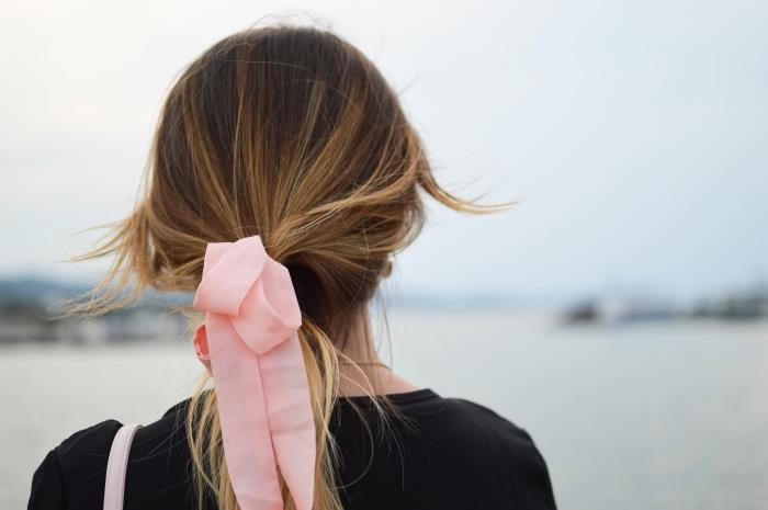 koks aksesuaras šviesiems plaukams, rožinės juostelės modelis, romantiškos šukuosenos idėja gydomiems plaukams su japonišku tiesinimu