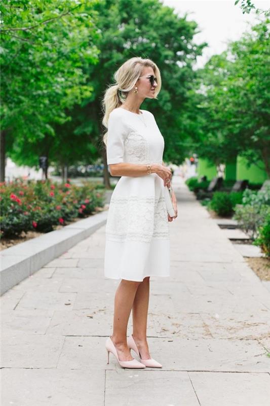 50 yaşındaki kadın gelinlik, ten rengi tonlarında yüksek ayakkabılarla giyilen zarif beyaz elbise modeli