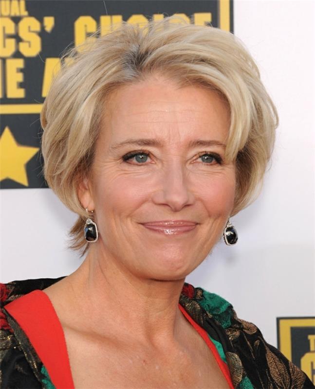 Emma Thompson, 50 metų moters kirpimas, blondinės spalvos, juodi auskarai